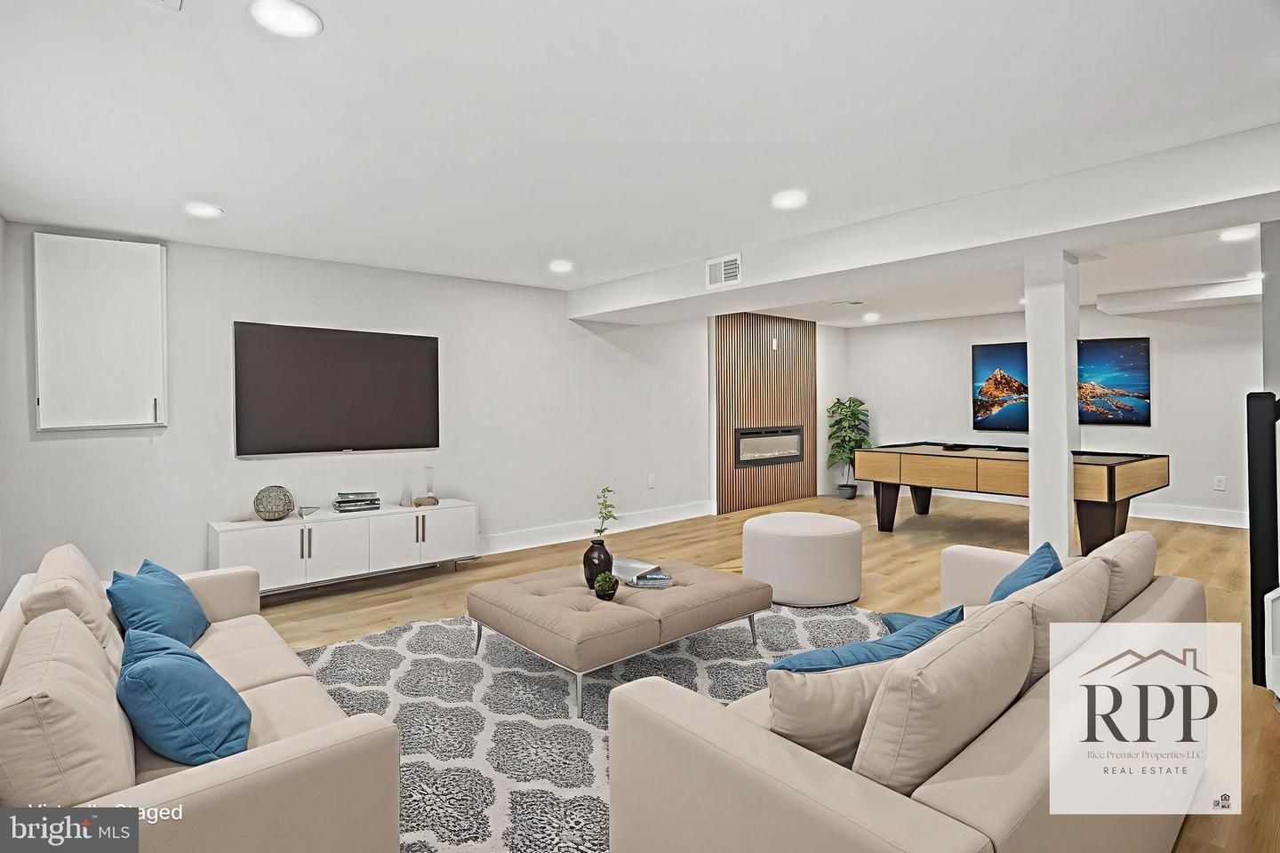 Billiard Table, Game Room, Interior, Living room, Recessed Lighting, Wood Texture Flooring