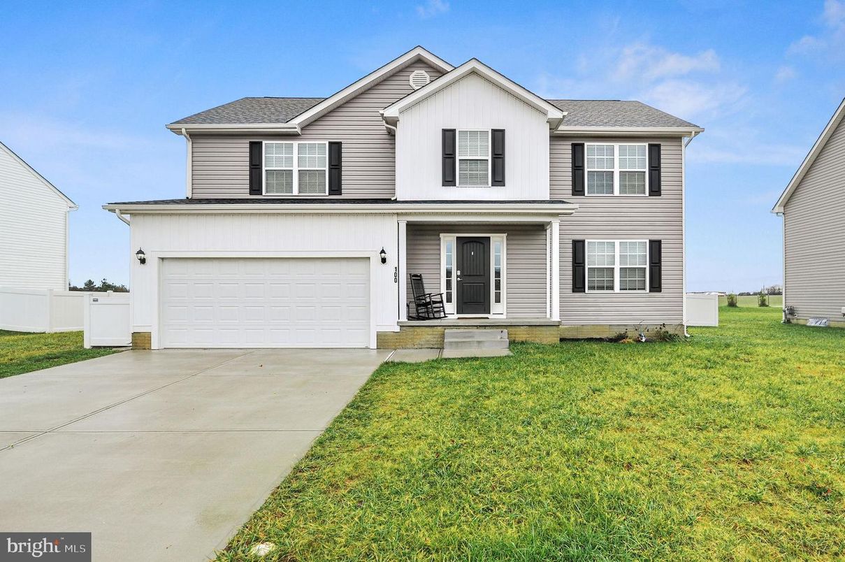 Attached, Exterior, Facade, Farmhouse