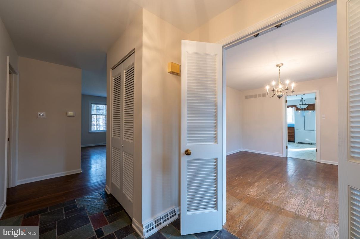 Chandelier, Empty room, Interior, Wood Texture Flooring
