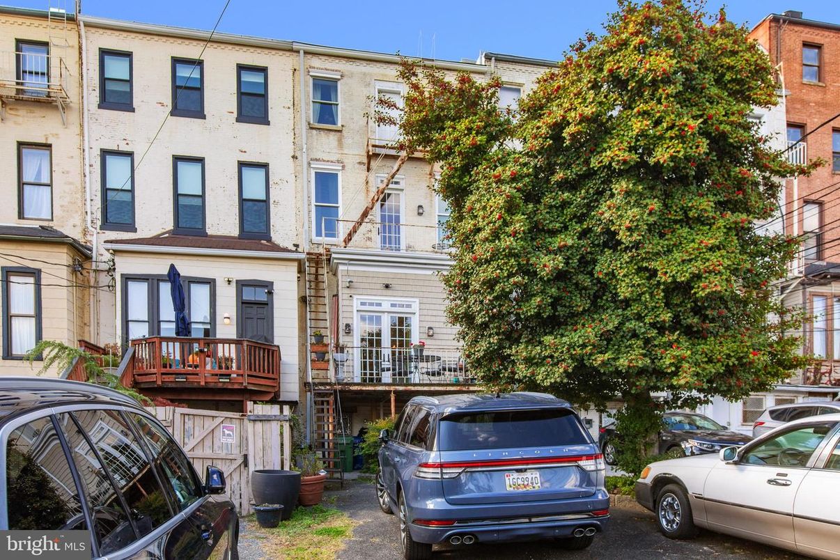 Exterior, Facade, Rowhouse