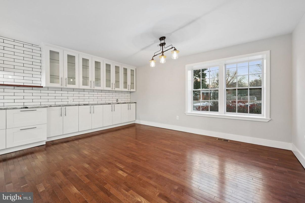 Empty room, Interior, Pendant Lights, Wood Texture Flooring