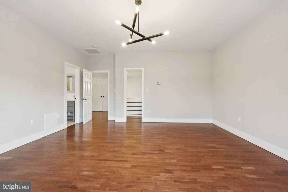 Empty room, Interior, Pendant Lights, Wood Texture Flooring