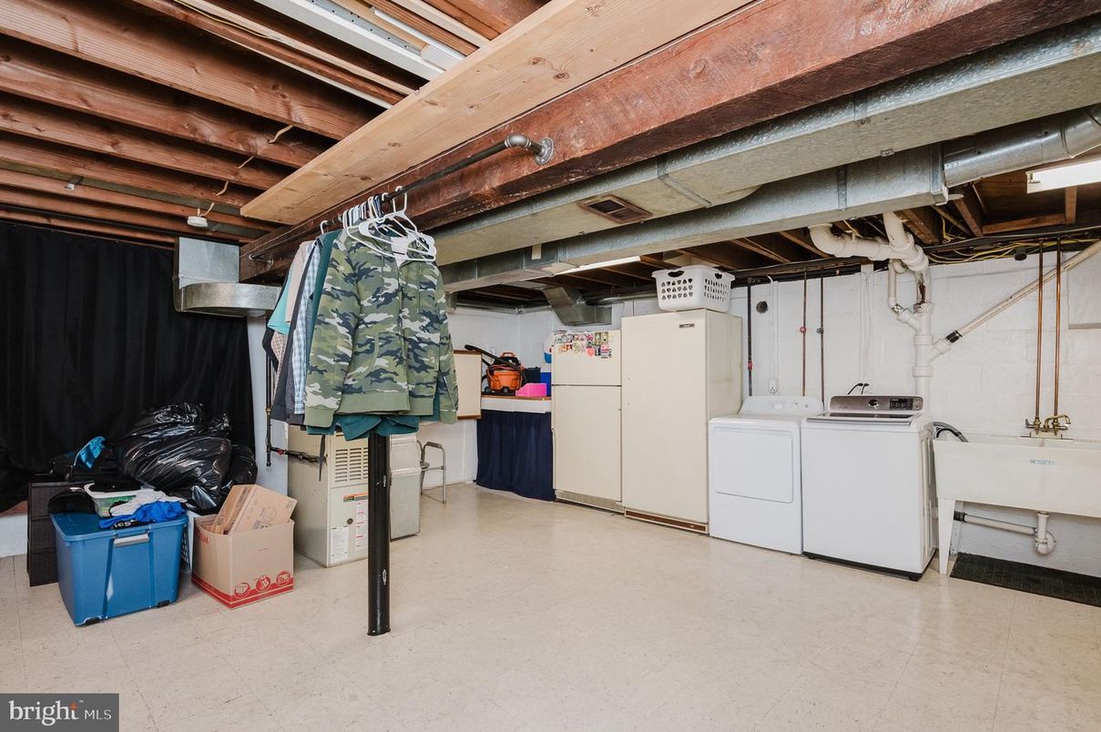 Interior, Washer, Wooden Beams
