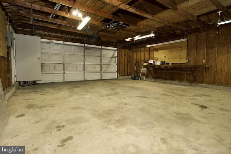 Garage, Interior, Wooden Beams