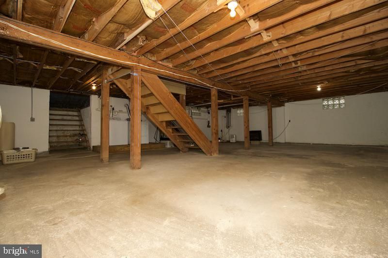 Empty room, Interior, Wooden Beams, Wooden Ceilings