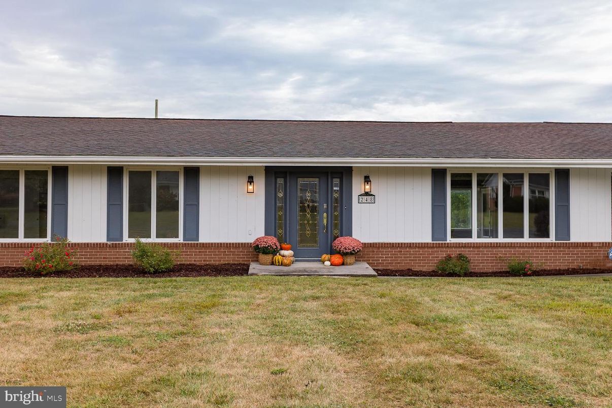 Exterior, Facade, Ranch