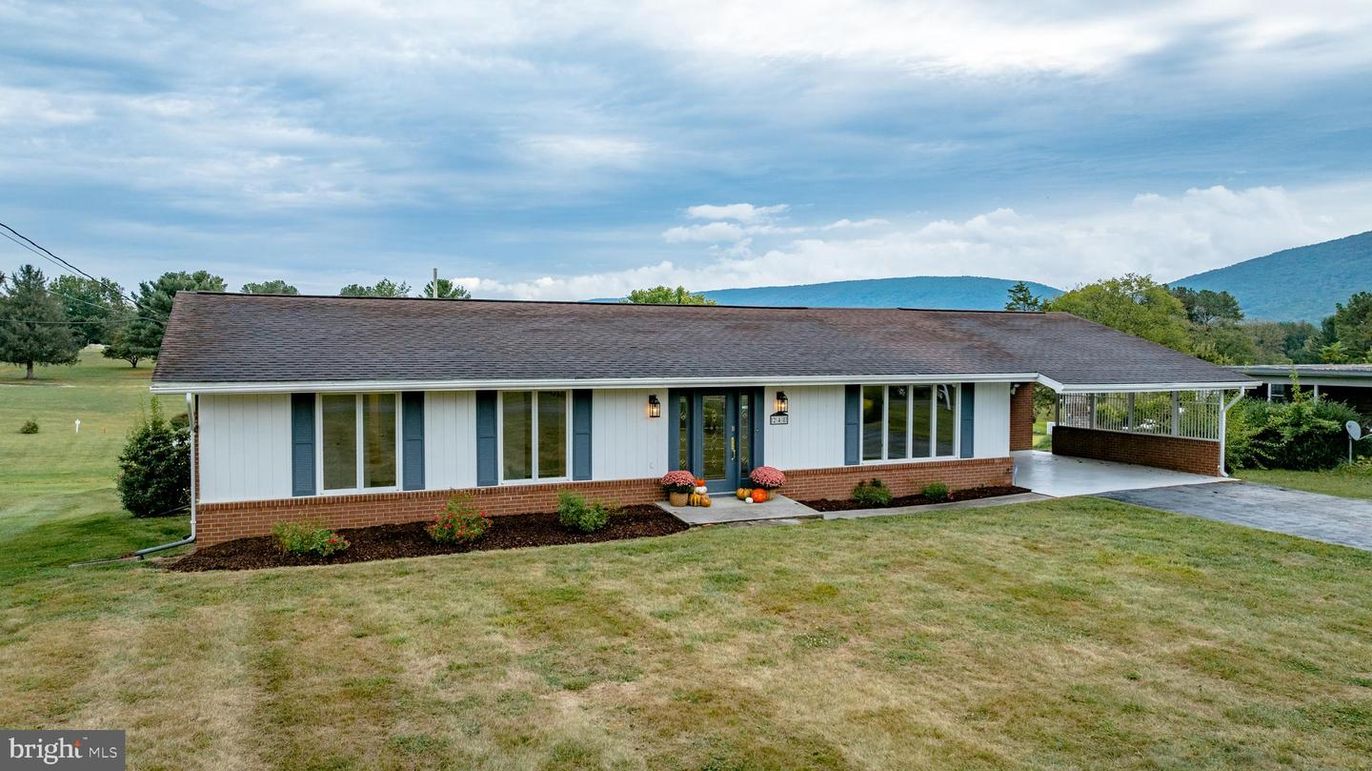 Exterior, Facade, Ranch