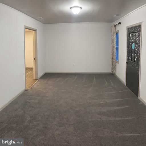 Empty room, Interior