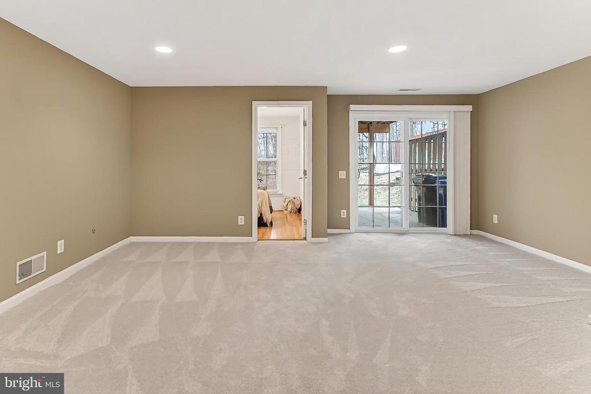 Empty room, Interior, Recessed Lighting
