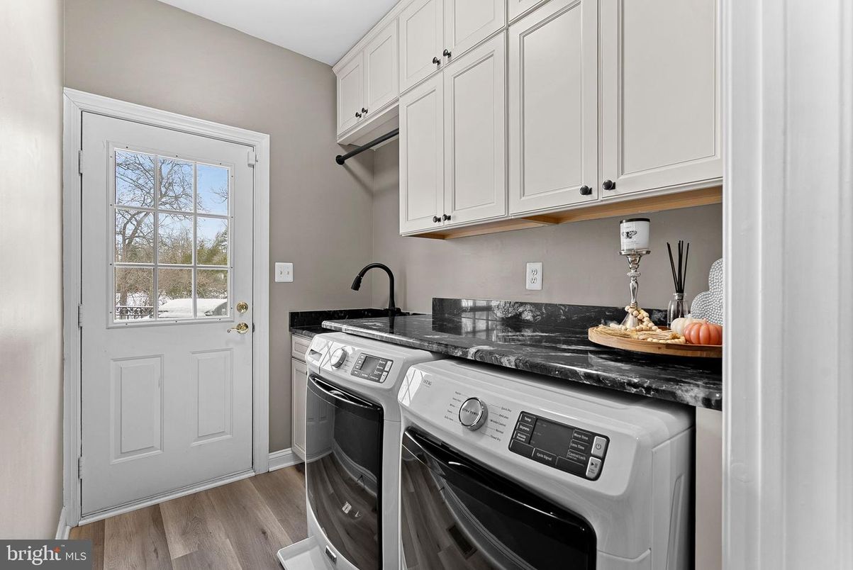 Interior, Washer, Wood Texture Flooring