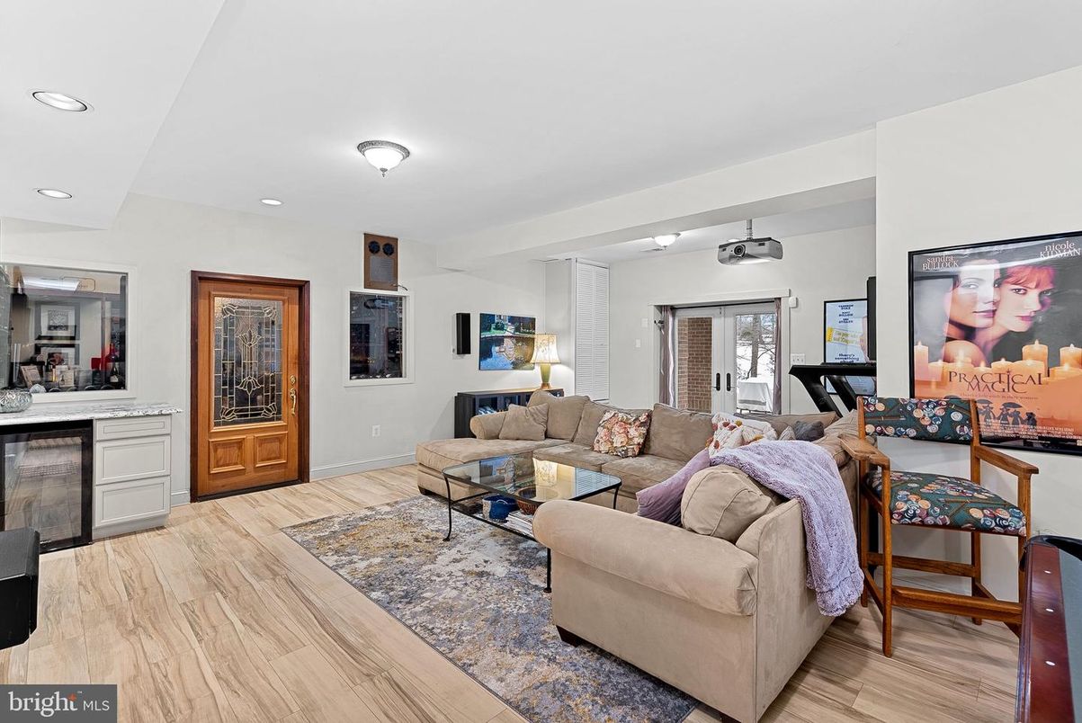 Fitness Equipment, Interior, Living room, Recessed Lighting, Wood Texture Flooring