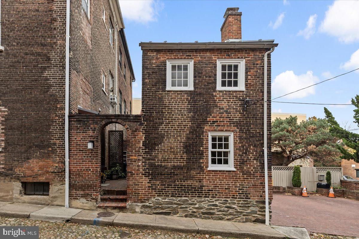 Exterior, Facade, Brick Facade, Georgian