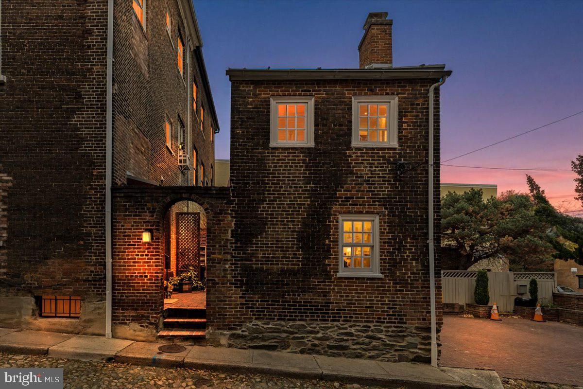 Exterior, Facade, Brick Facade, Georgian