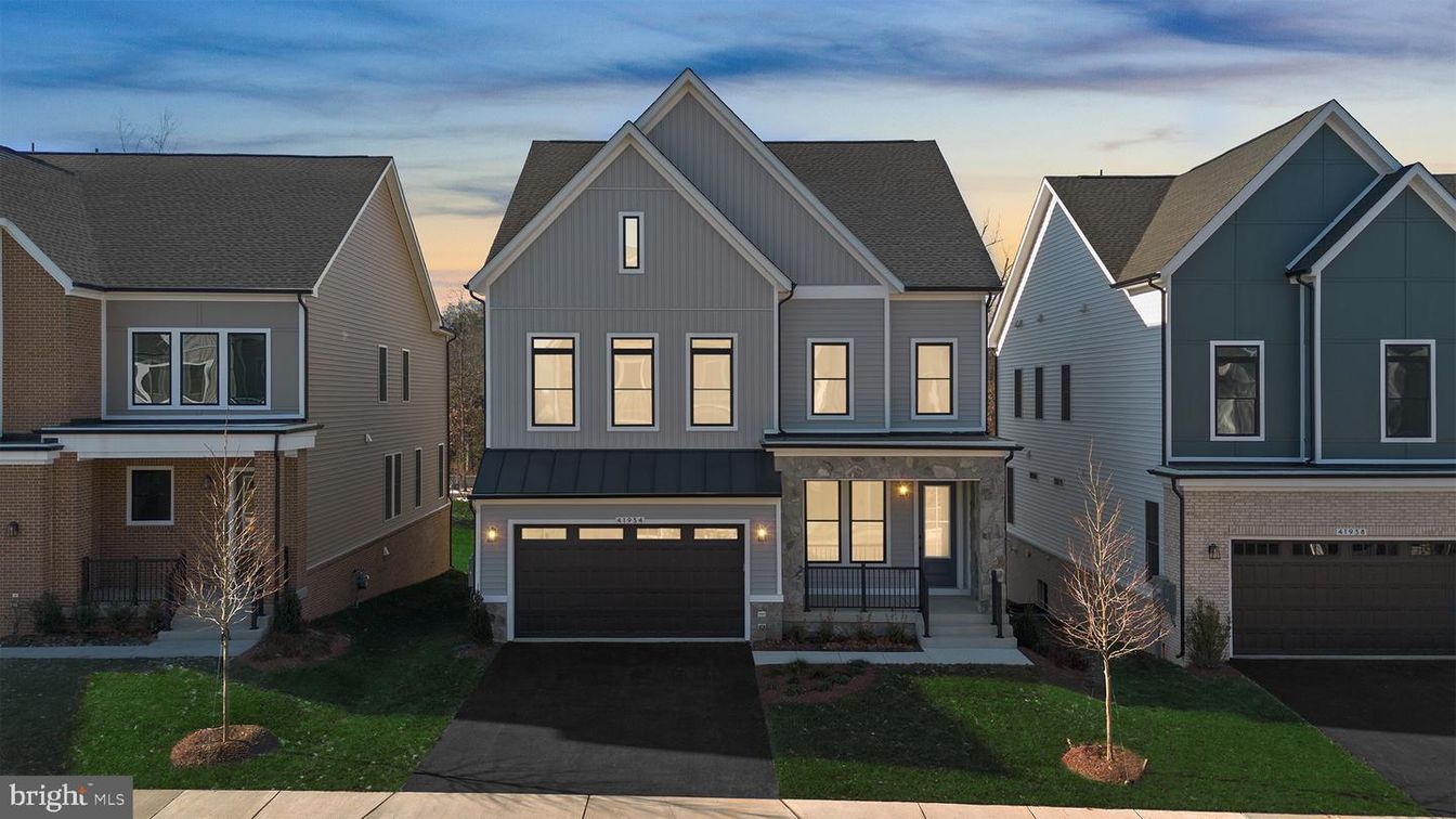 Attached, Exterior, Facade, Rowhouse