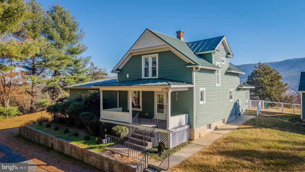 Exterior, Facade, Queen Anne Victorian