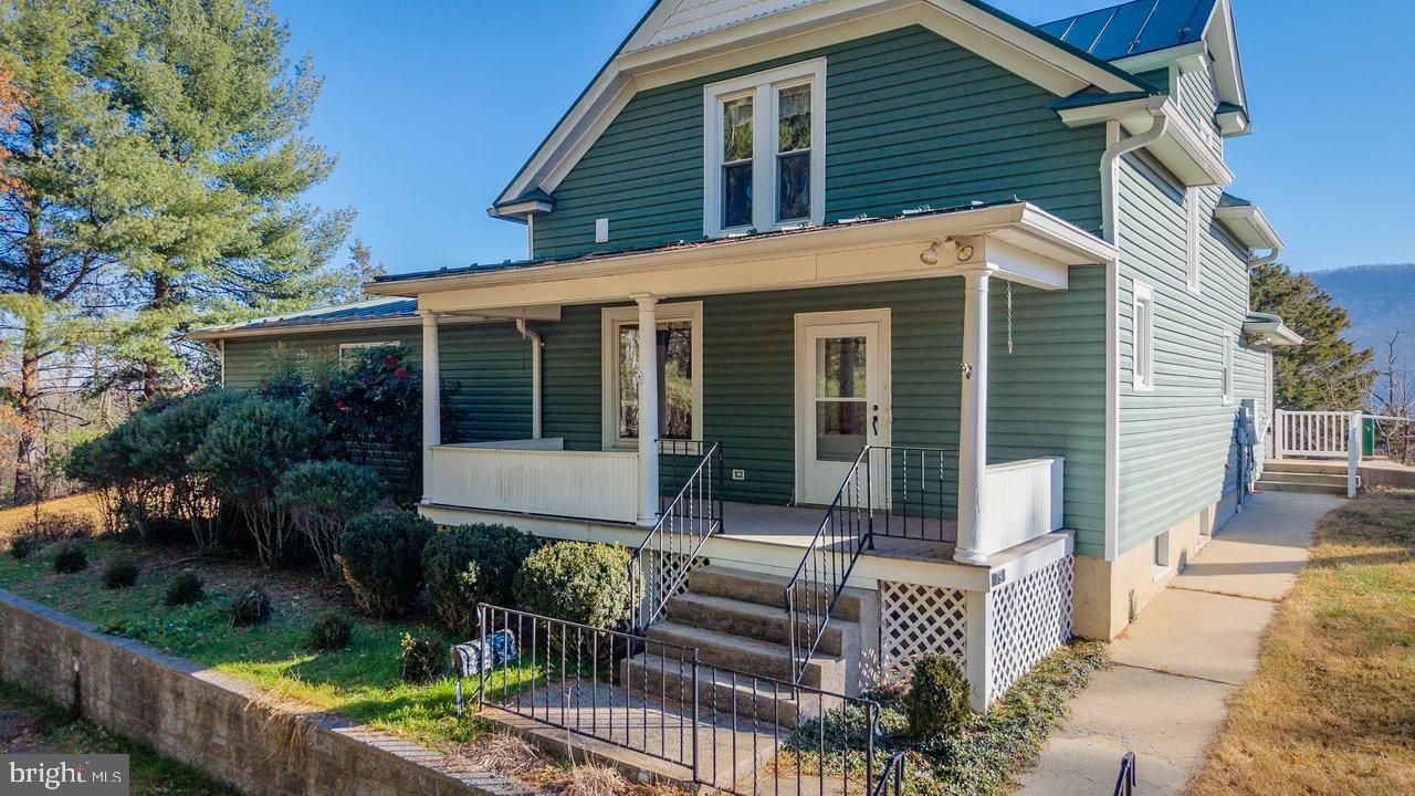 Exterior, Facade, Queen Anne Victorian