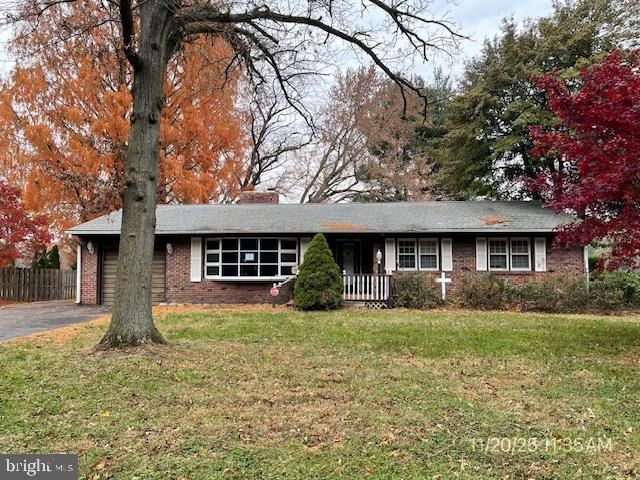 Attached, Backyard, Exterior, Facade, Brick Facade, Ranch