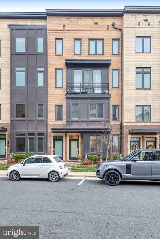 Exterior, Facade, Brick Facade, Rowhouse