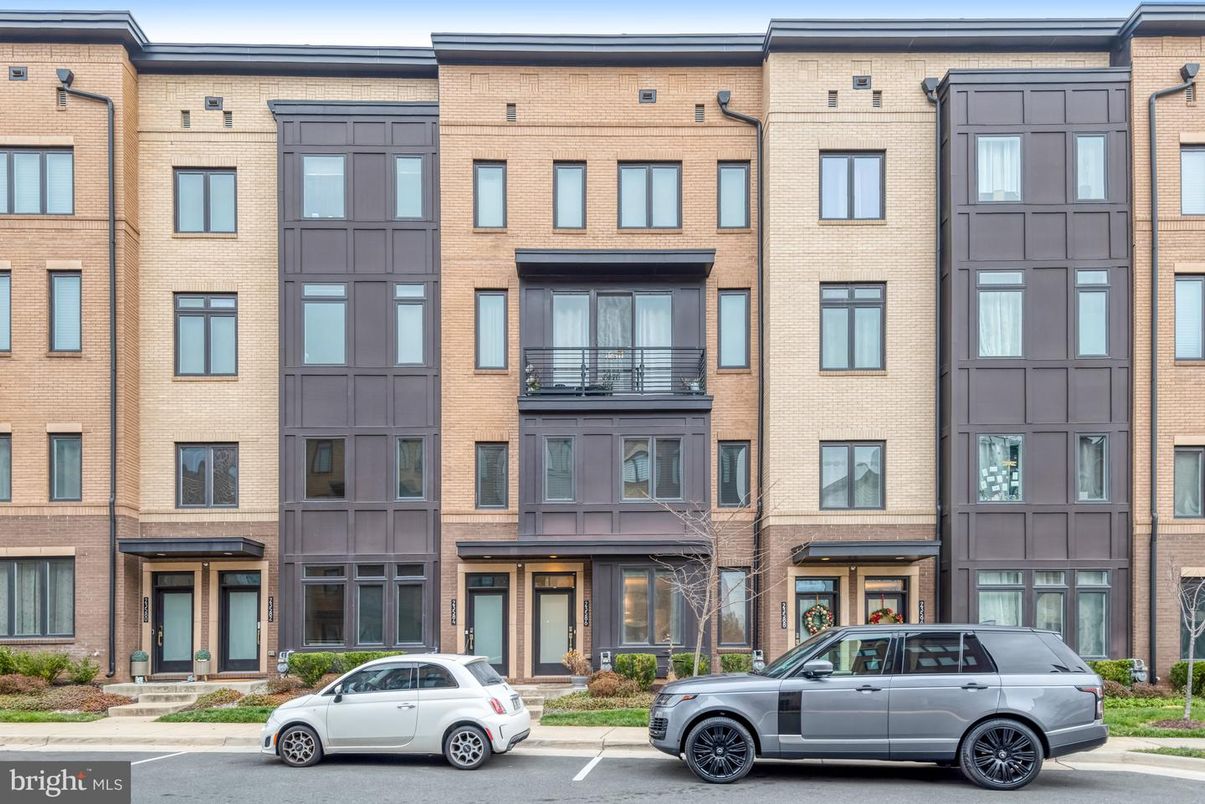 Exterior, Facade, Brick Facade, Rowhouse