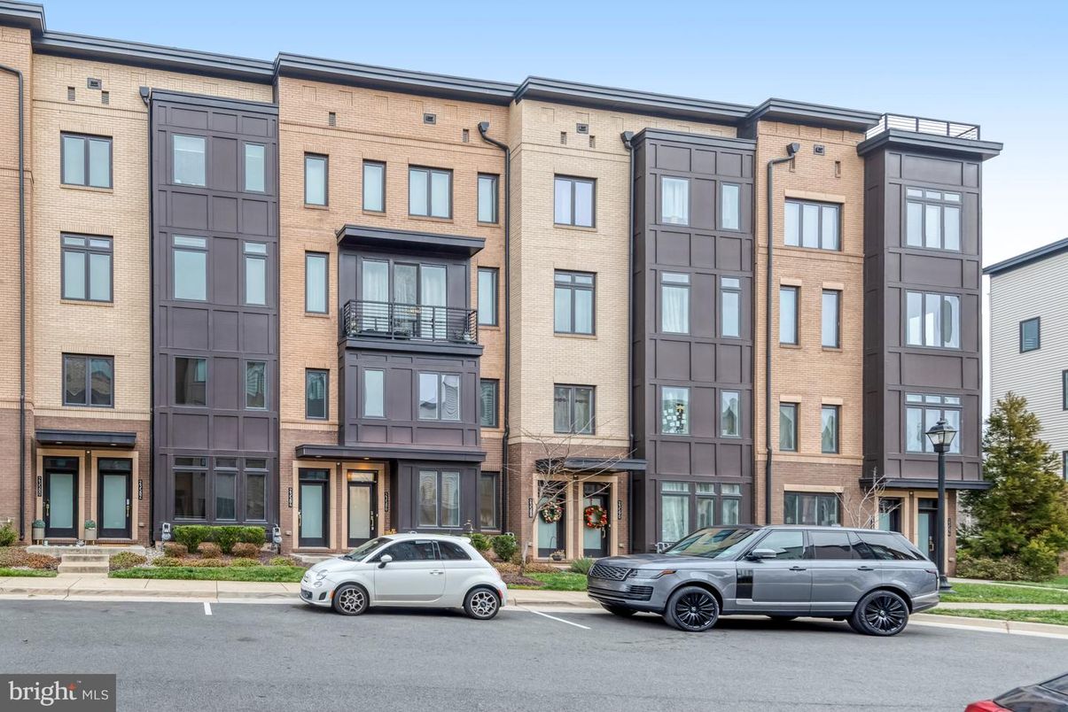 Exterior, Facade, Brick Facade, Rowhouse