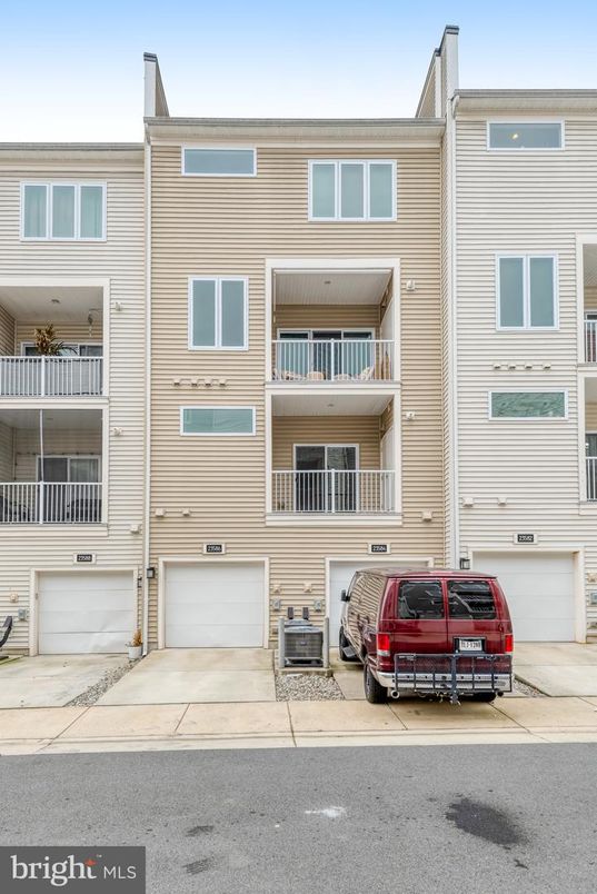 Attached, Exterior, Facade, Rowhouse