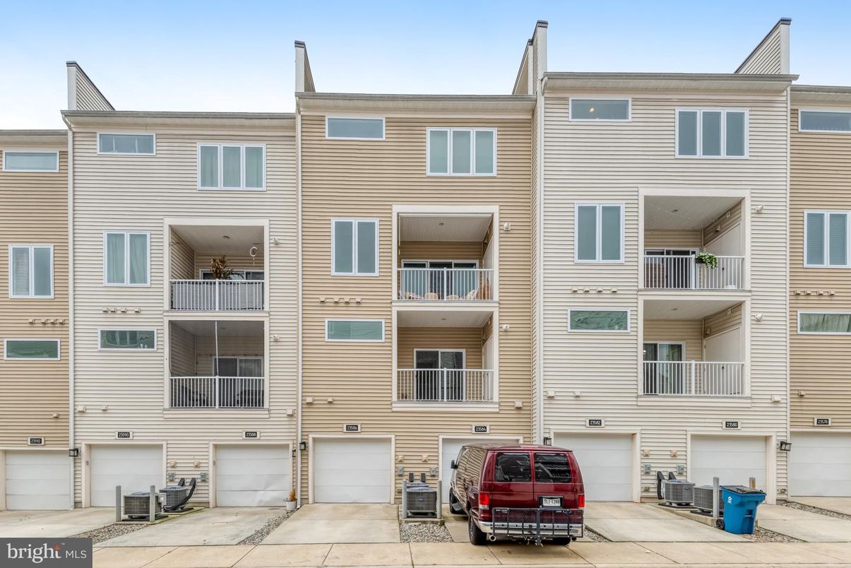 Attached, Exterior, Facade, Rowhouse