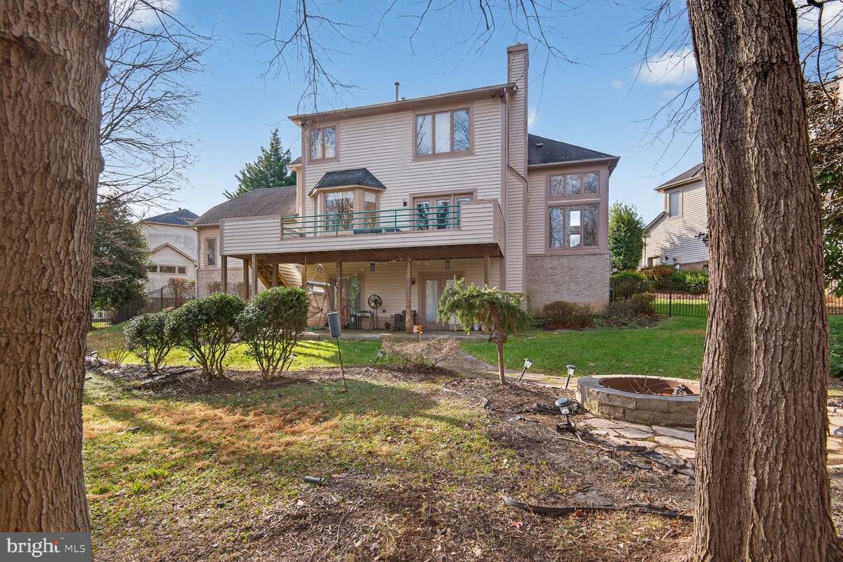 Backyard, Exterior, Facade, Split Level