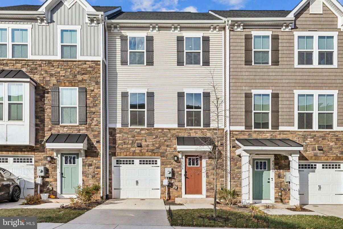 Attached, Exterior, Facade, Rowhouse