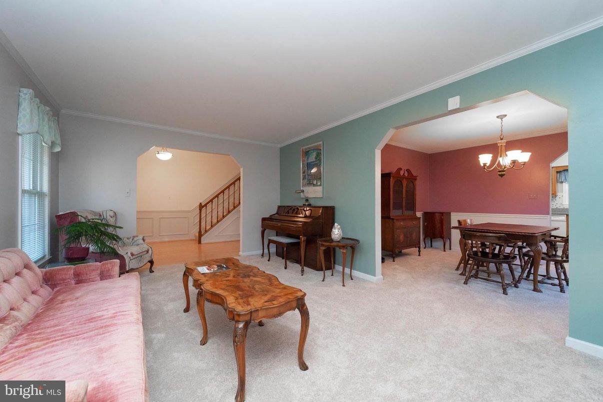 Chandelier, Dining room, Interior, Piano