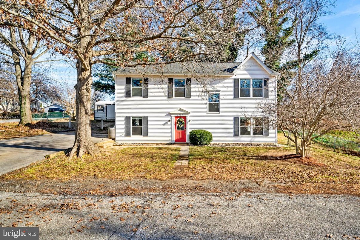 Exterior, Facade, Raised Ranch