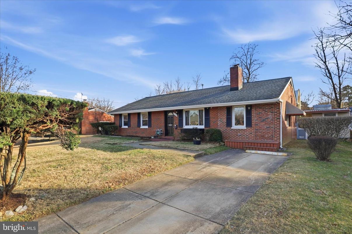 Exterior, Facade, Brick Facade, Cape Cod