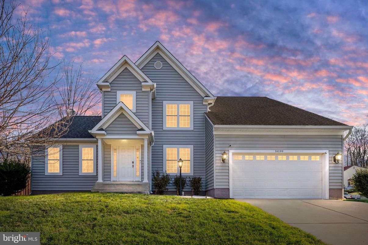 Attached, Exterior, Facade, Farmhouse