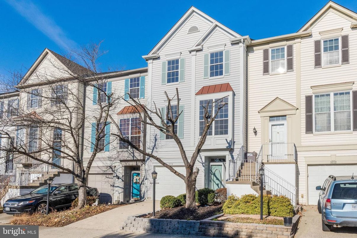 Attached, Exterior, Facade, Rowhouse