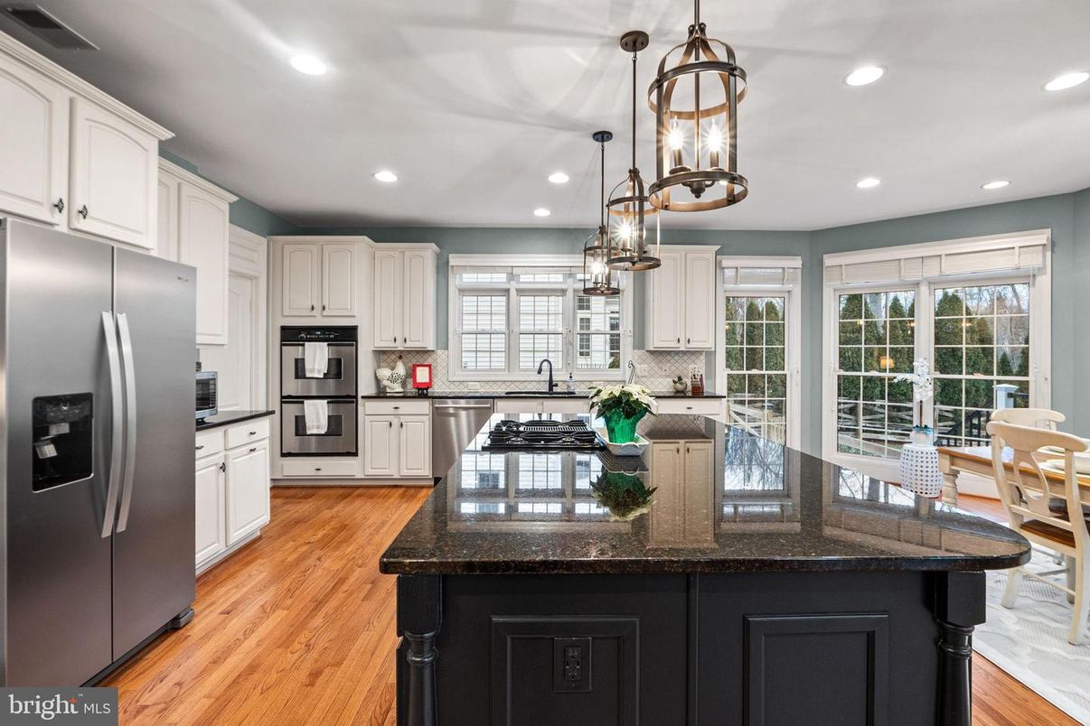 Dining room, Interior, Kitchen, Pendant Lights, Recessed Lighting, Wood Texture Flooring