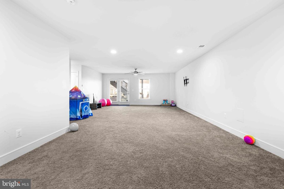 Empty room, Interior, Recessed Lighting