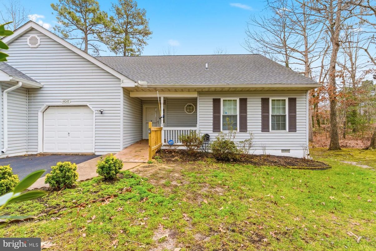 Attached, Exterior, Facade, Ranch