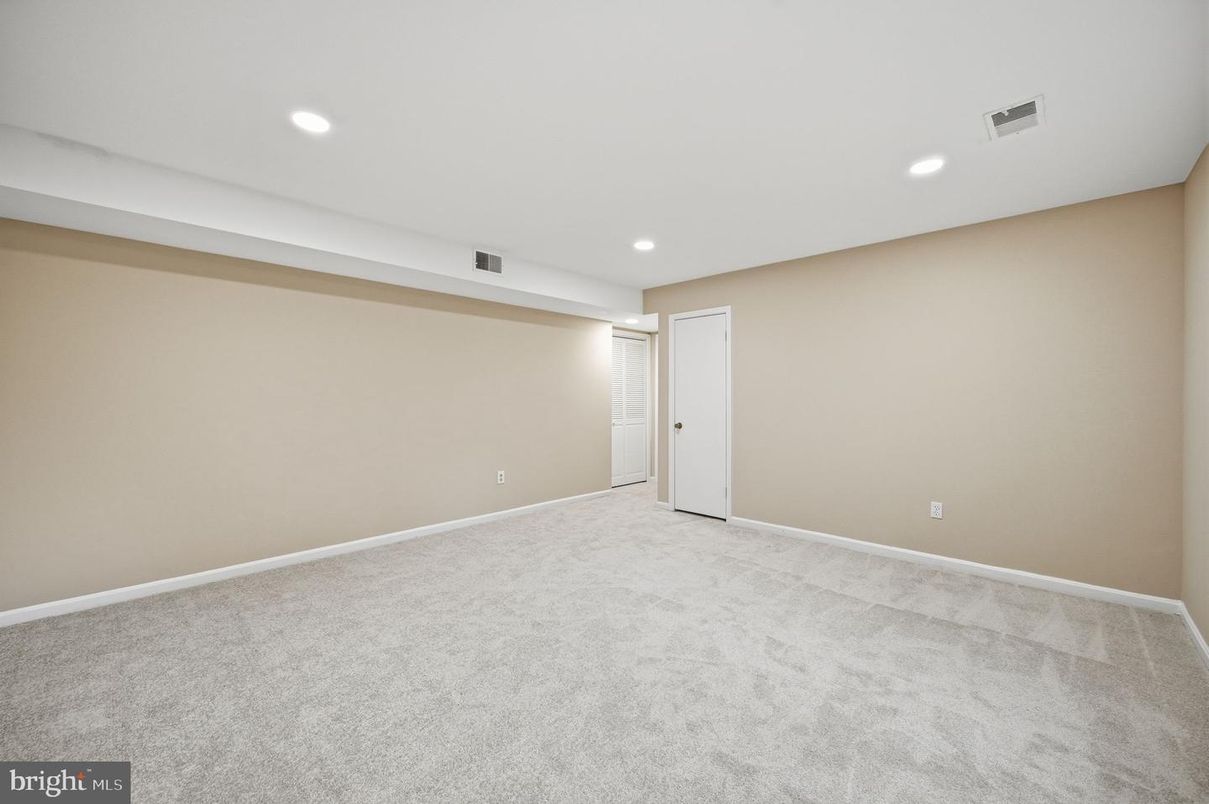 Empty room, Interior, Recessed Lighting