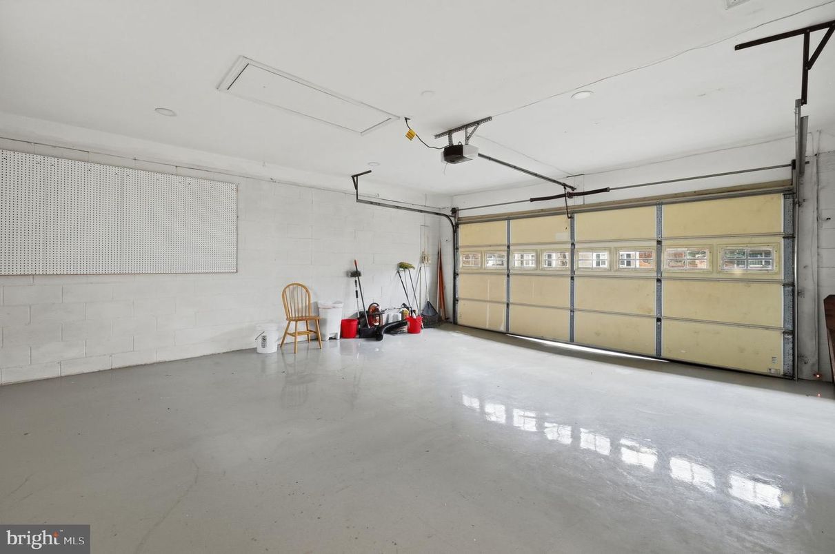 Garage, Interior