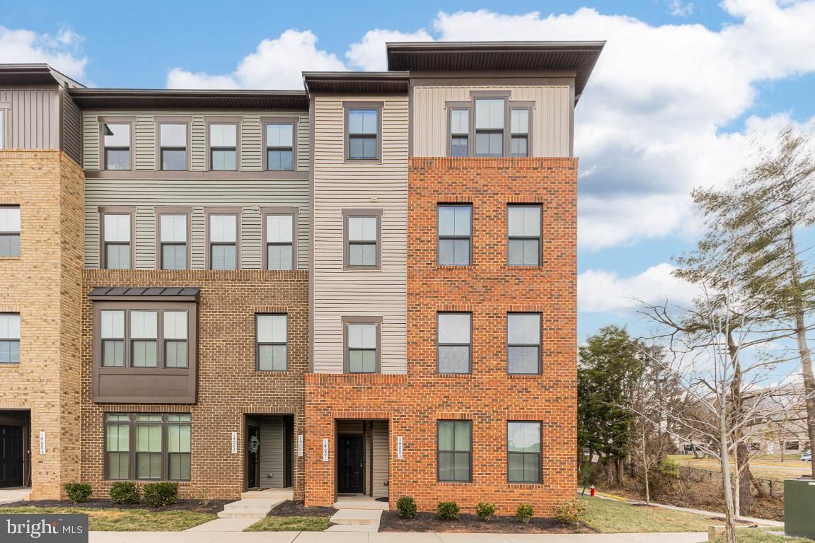 Exterior, Facade, Brick Facade, Rowhouse