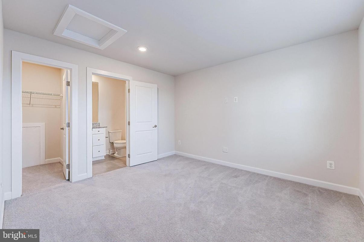 Bathroom, Empty room, Interior, Recessed Lighting