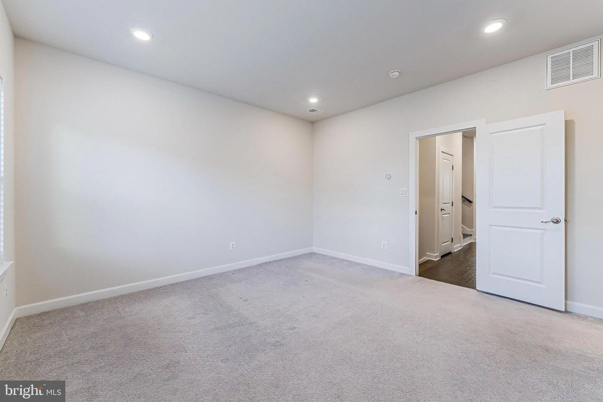 Empty room, Interior, Recessed Lighting