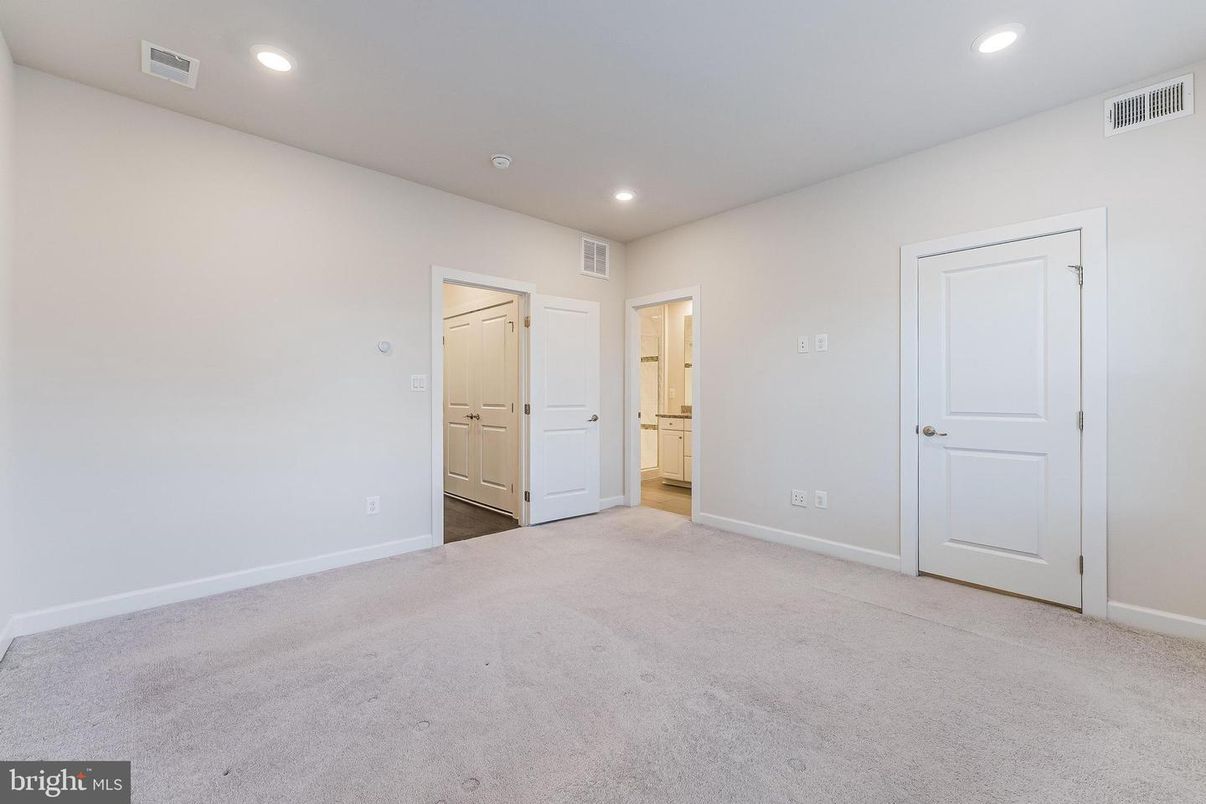 Empty room, Interior, Recessed Lighting