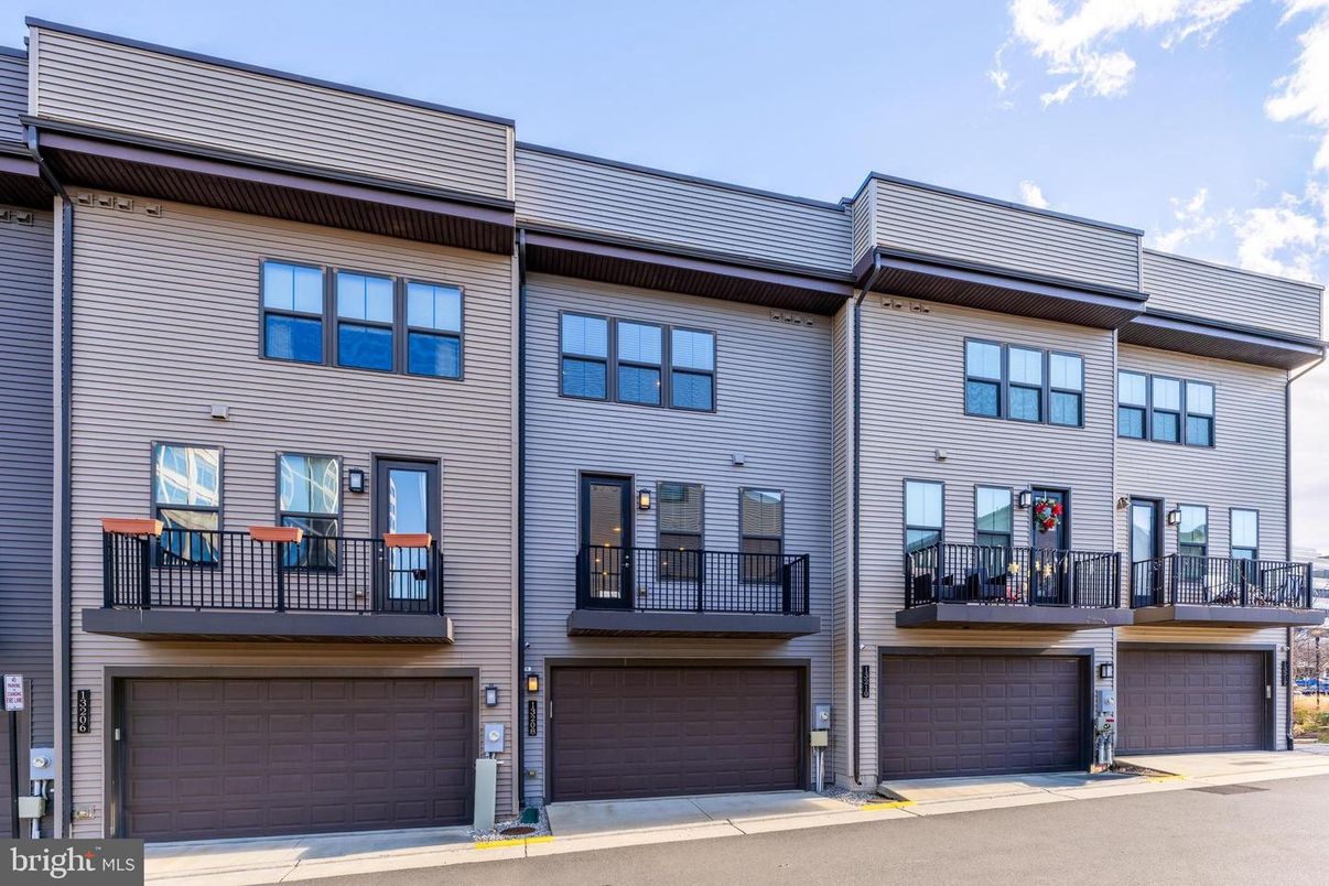 Attached, Exterior, Facade, Rowhouse