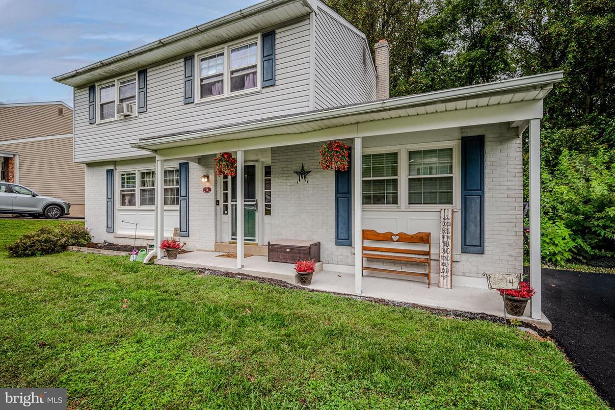 Exterior, Facade, Split Level