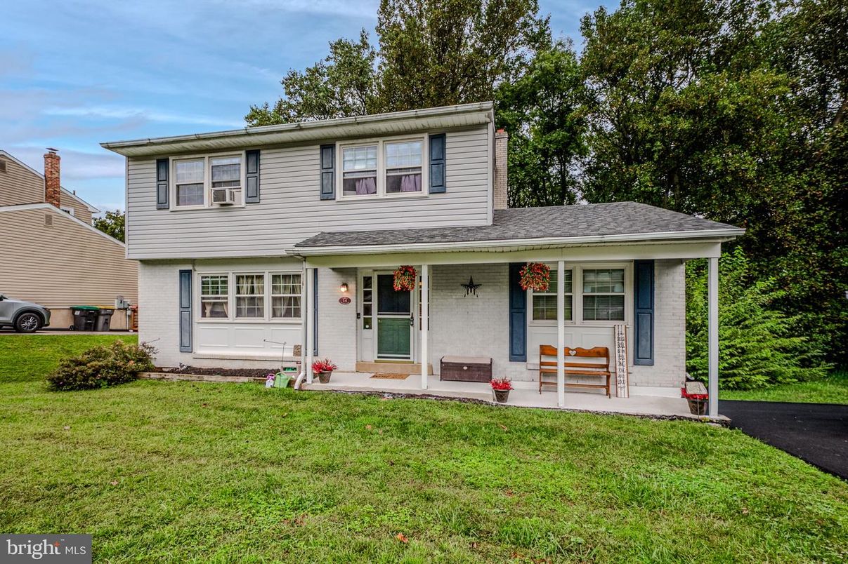 Attached, Exterior, Facade, Split Level