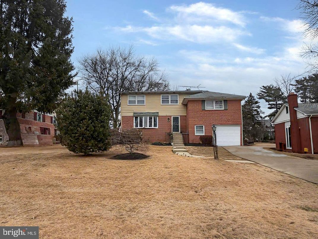 Attached, Exterior, Facade, Brick Facade, Raised Ranch