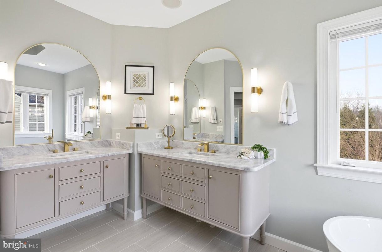 Bathroom, Dual Sink Vanities, Interior, Recessed Lighting