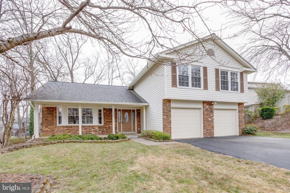 Attached, Exterior, Facade, Brick Facade, Split Level