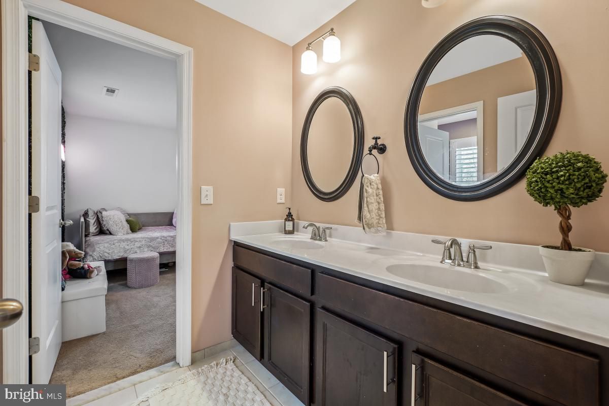 Bathroom, Bedroom, Dual Sink Vanities, Interior