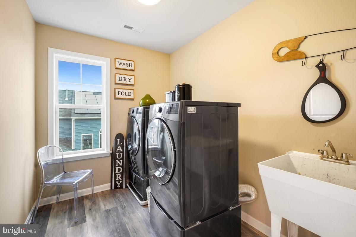 Interior, Washer, Wood Texture Flooring